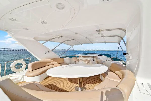 85ft Azimut Del Mar guest cabin